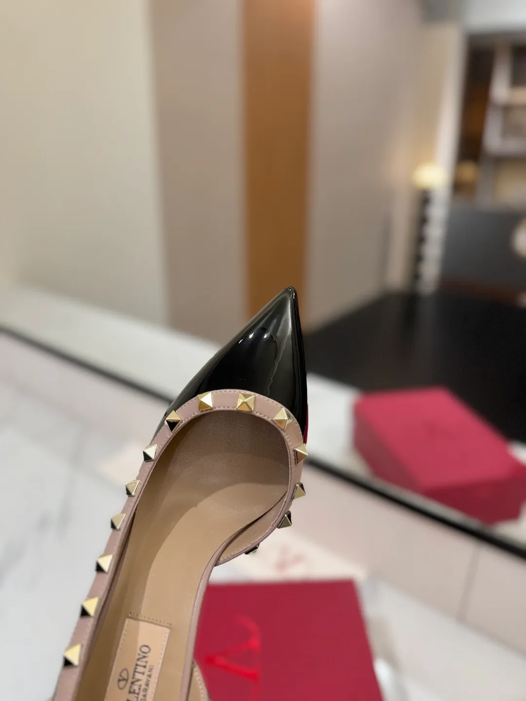 👟👟Ex-factory price 580👟👟 Valentino/Valentino rivet VT classic shoes, top replica! The side curves are perfect, the original molded custom-made rust-free rivets, and the textured hardware bring out a full sense of high-end, giving you a genuine foot feel! The first choice for high-end customers❤️ [Material] Upper: Original imported custom patent leather Lining: Original imported goatskin Outsole: Imported pearlescent leather outsole Heel height: 6.5CM Code number: 35-39 [34, 40, 41, 42 custom-made are not returnable]